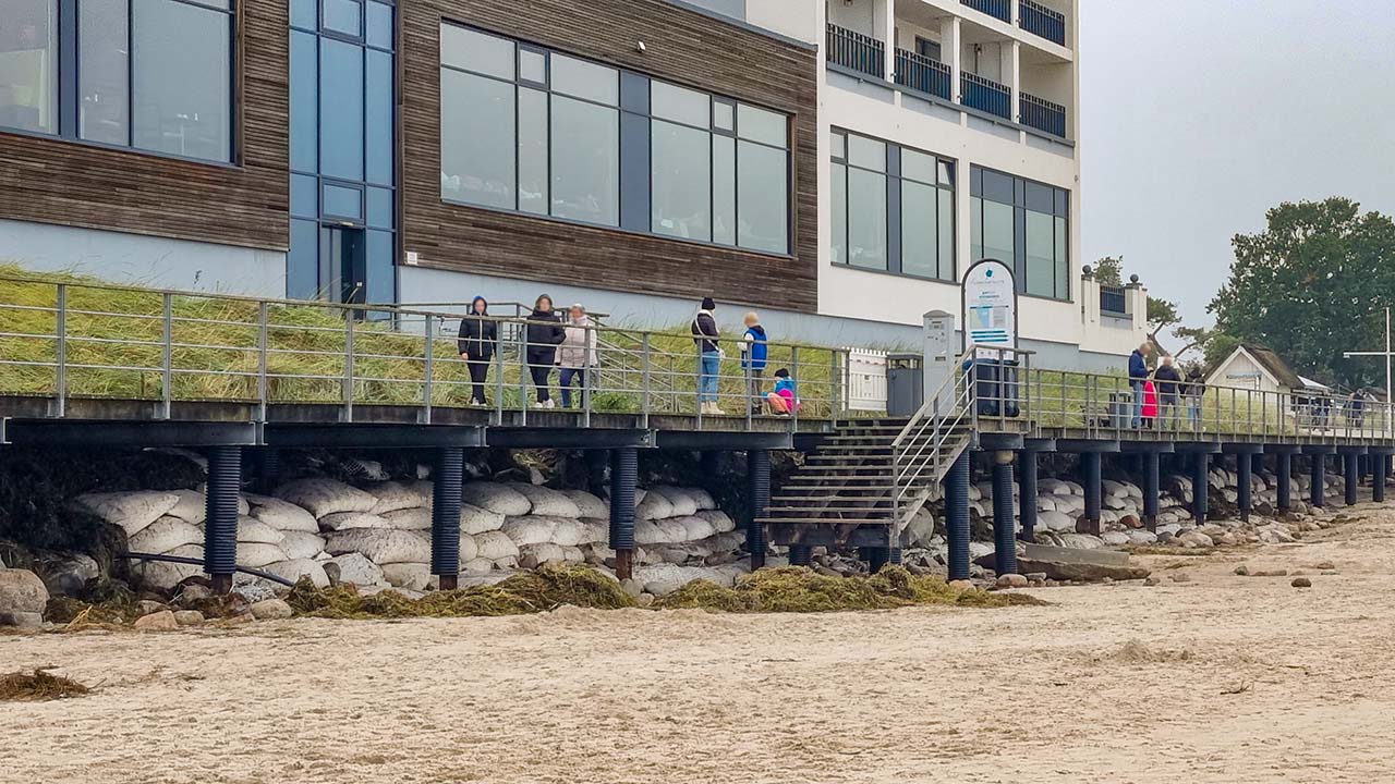 Jahrhundertflut in Scharbeutz: Erfolgreicher Küstenschutz mit Naue Secutex® Soft Rock Sandcontainern