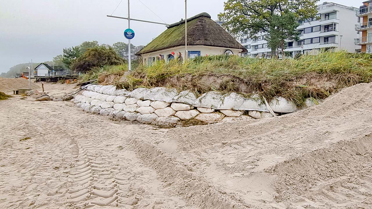 Jahrhundertflut in Scharbeutz: Erfolgreicher Küstenschutz mit Naue Secutex® Soft Rock Sandcontainern